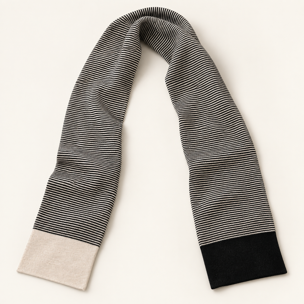 Hilly shawl van La Femme Garniture met fijne zwart-beige strepen en contrasterende uiteinden