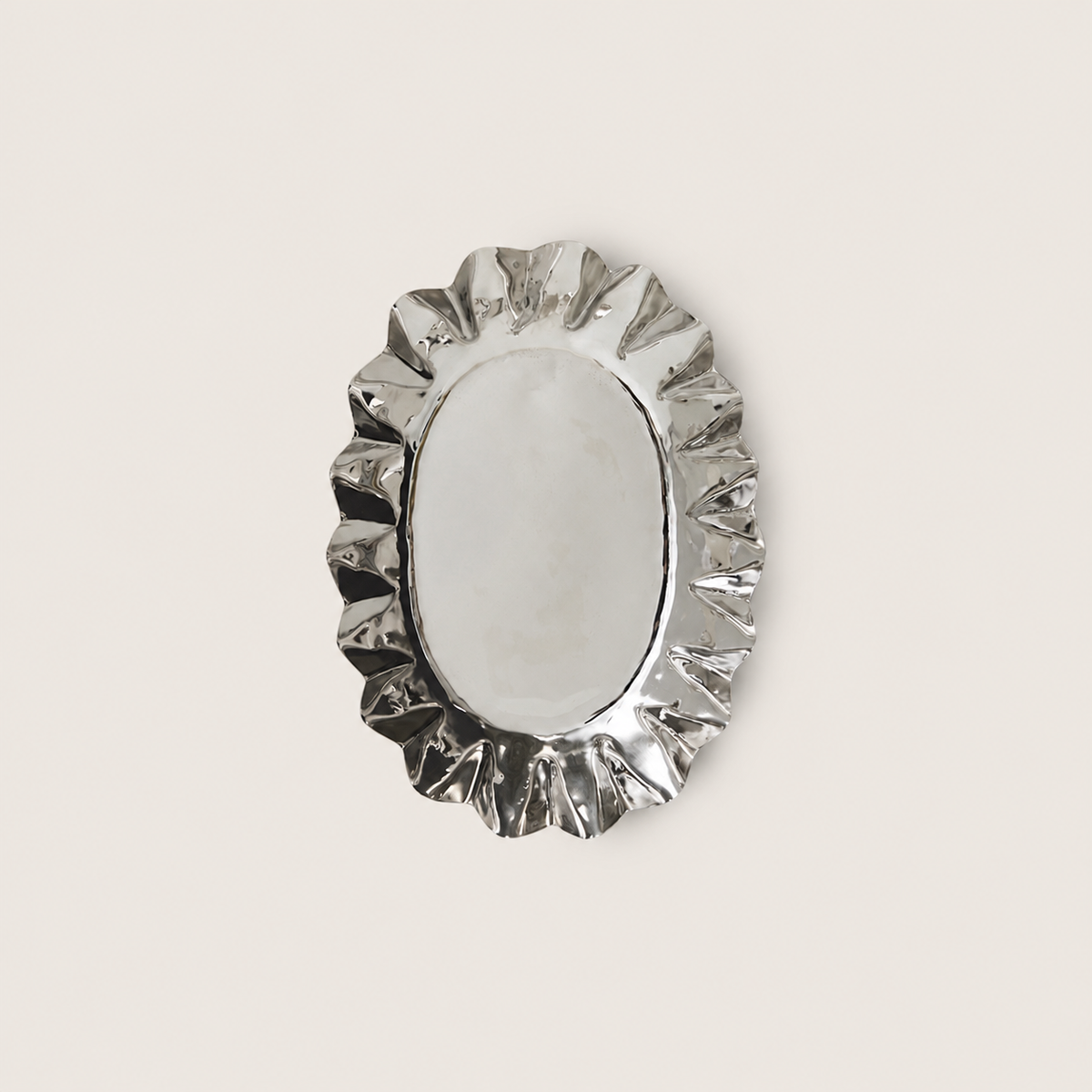 HKLIVING New Classics Chrome Tray medium op een zachte lichtbeige achtergrond