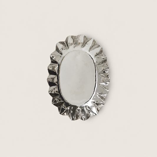 HKLIVING New Classics Chrome Tray medium op een zachte lichtbeige achtergrond