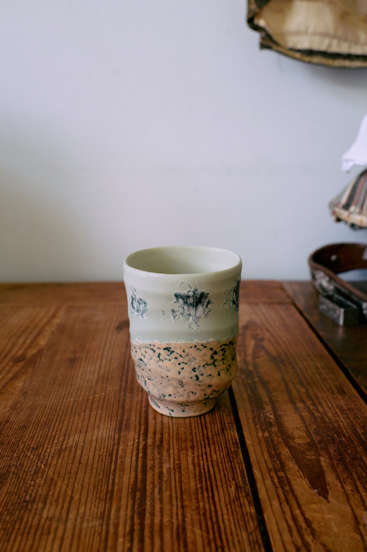 HKLIVING Artist ceramics koffiemokken – set van 4 – sfeerfoto