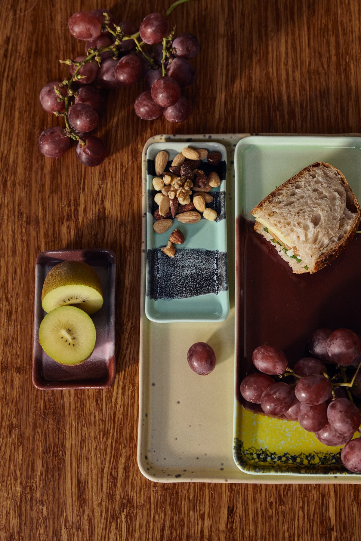 HKLIVING 70s Ceramics cakeschaal Cherry – sfeerfoto