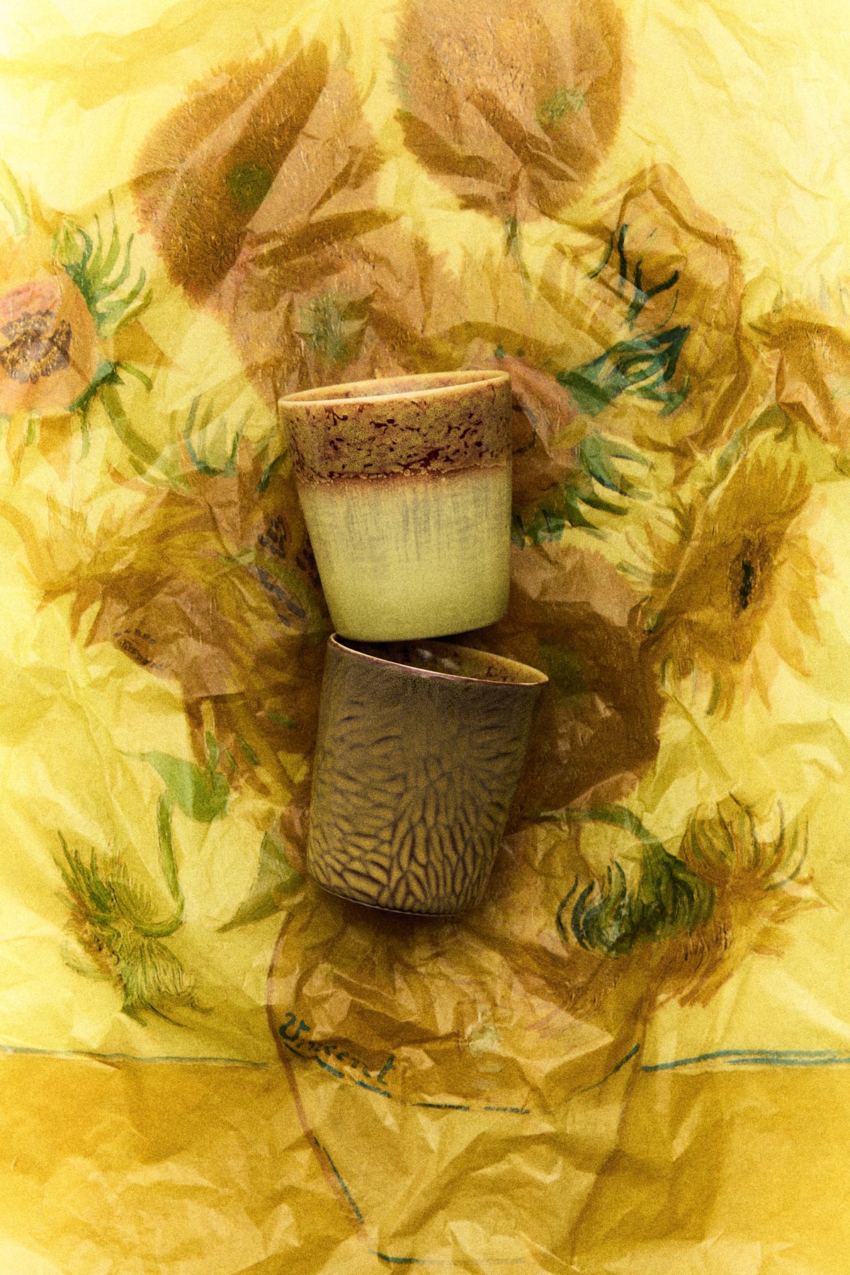 HKLIVING 70s Ceramics Van Gogh koffiemokken Sunflowers – set van 2 – sfeerfoto