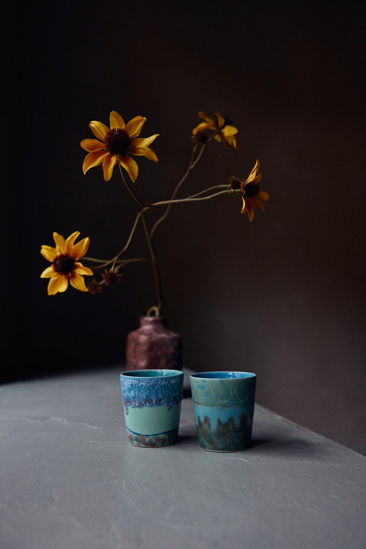HKLIVING 70s Ceramics Van Gogh koffiemokken Self Portrait – set van 2 – sfeerfoto
