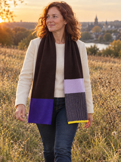 La Femme Garniture Mira sjaal chocolat violet lilac – gedragen door een vrouw, sfeerbeeld