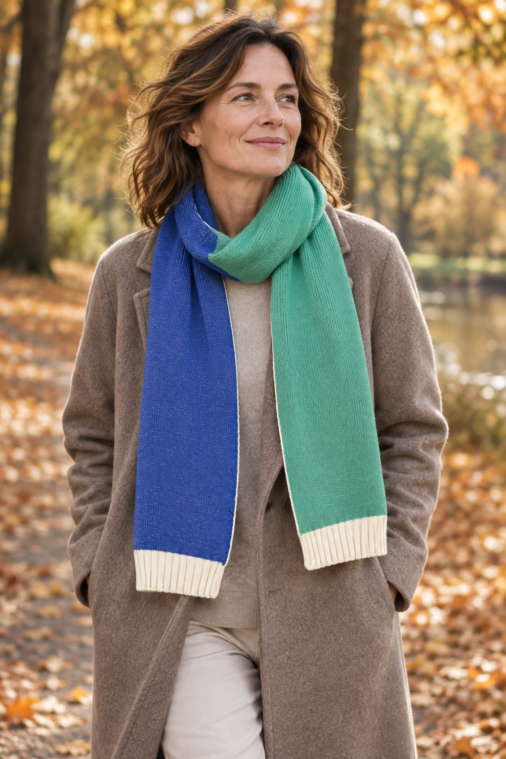 AI-sfeerbeeld: vrouw met La Femme Garniture Paco shawl in een herfstpark
