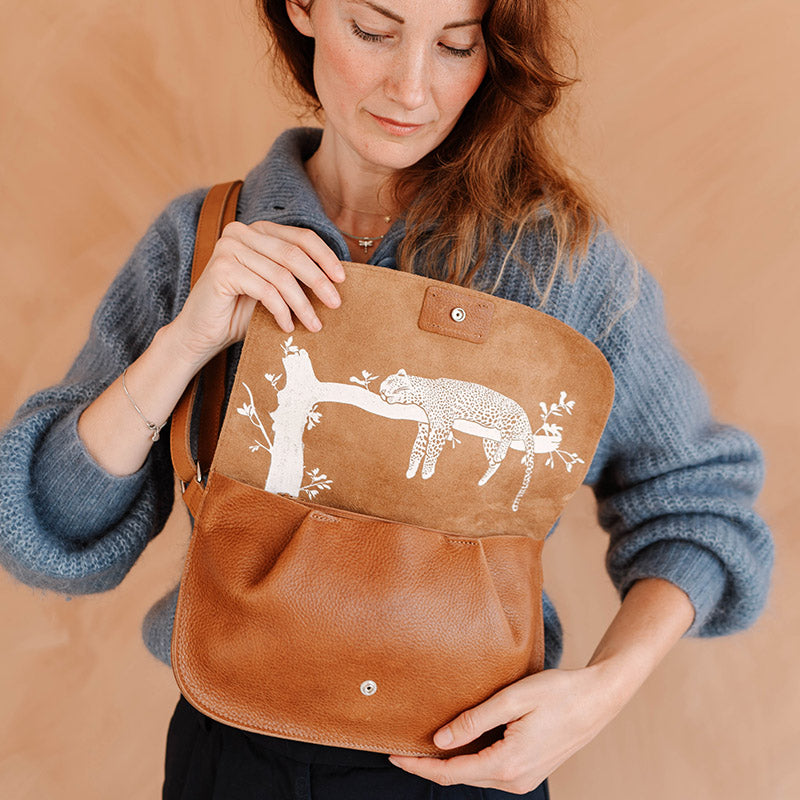 Keecie Lazy Boy crossbody tas in Cognac used look gedragen