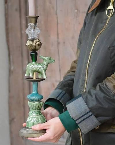 Miho Mythologie kandelaar vastgehouden, met groene accenten en kaars