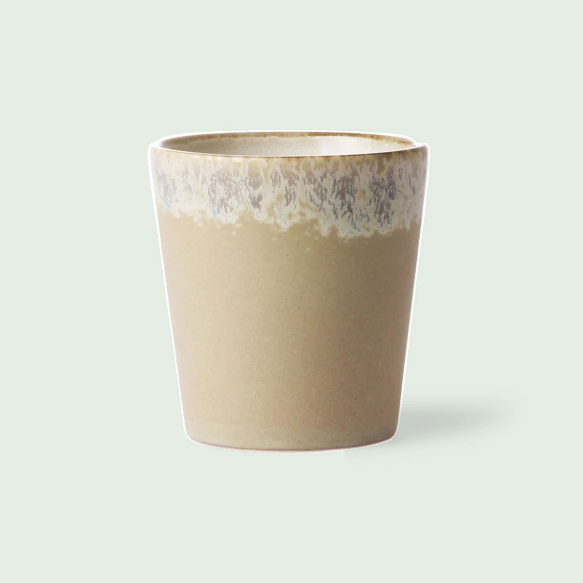 HKliving 70s ceramics koffiemok Bark tegen een zachte pastelachtergrond (saliegroen)