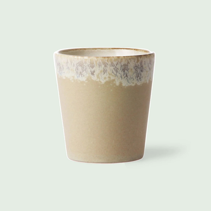 HKliving 70s ceramics koffiemok Bark tegen een zachte pastelachtergrond (saliegroen)