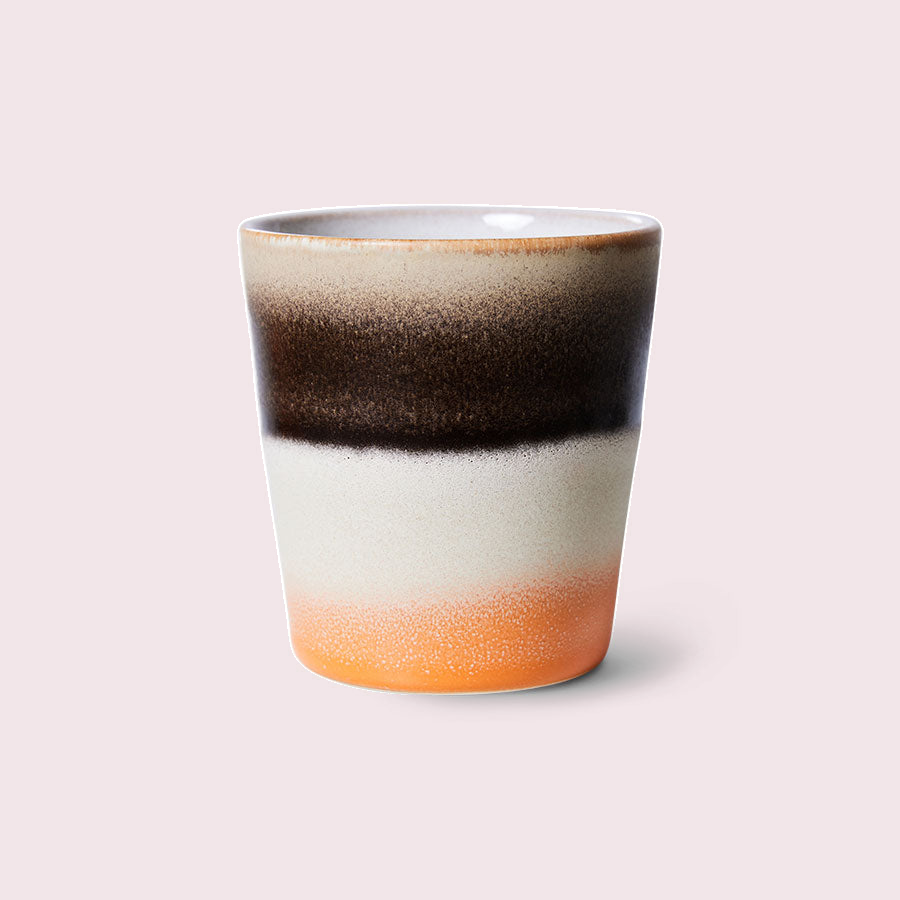 HKliving 70s ceramics koffiemok Colour Bomb tegen een zachte pastelachtergrond (poederroze)