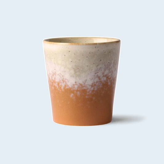 HKliving 70s ceramics koffiemok Jupiter tegen een zachte pastelachtergrond (lichtblauw)