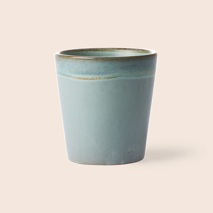 HKliving 70s Ceramics koffiemok Moss tegen een zachte pastelachtergrond (perzik)