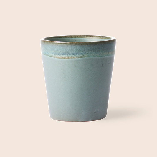 HKliving 70s Ceramics koffiemok Moss tegen een zachte pastelachtergrond (perzik)