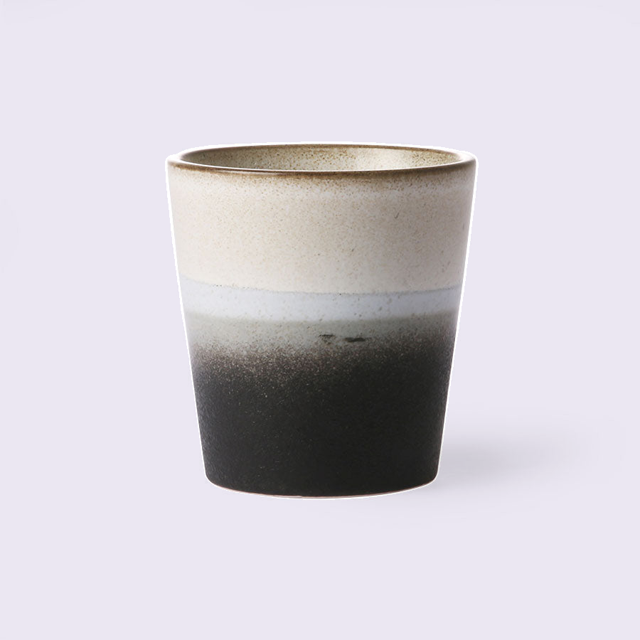70s ceramics: coffee mug, rock tegen een zachte pastelachtergrond (lila)
