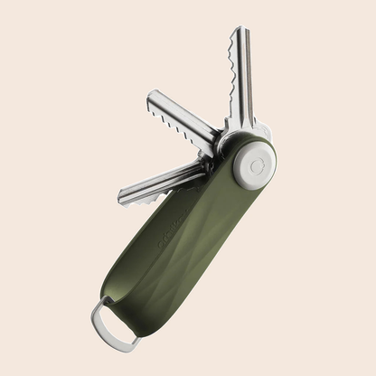 Active Hunter Green Elastomeer 2.0 tegen een zachte pastelachtergrond (perzik)