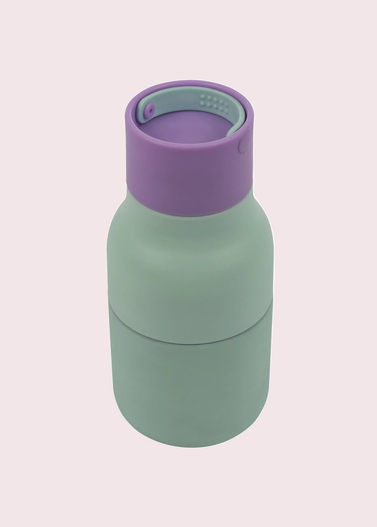 Active Water Bottles 250ml - Mint & Lilac tegen een zachte pastelachtergrond (poederroze)