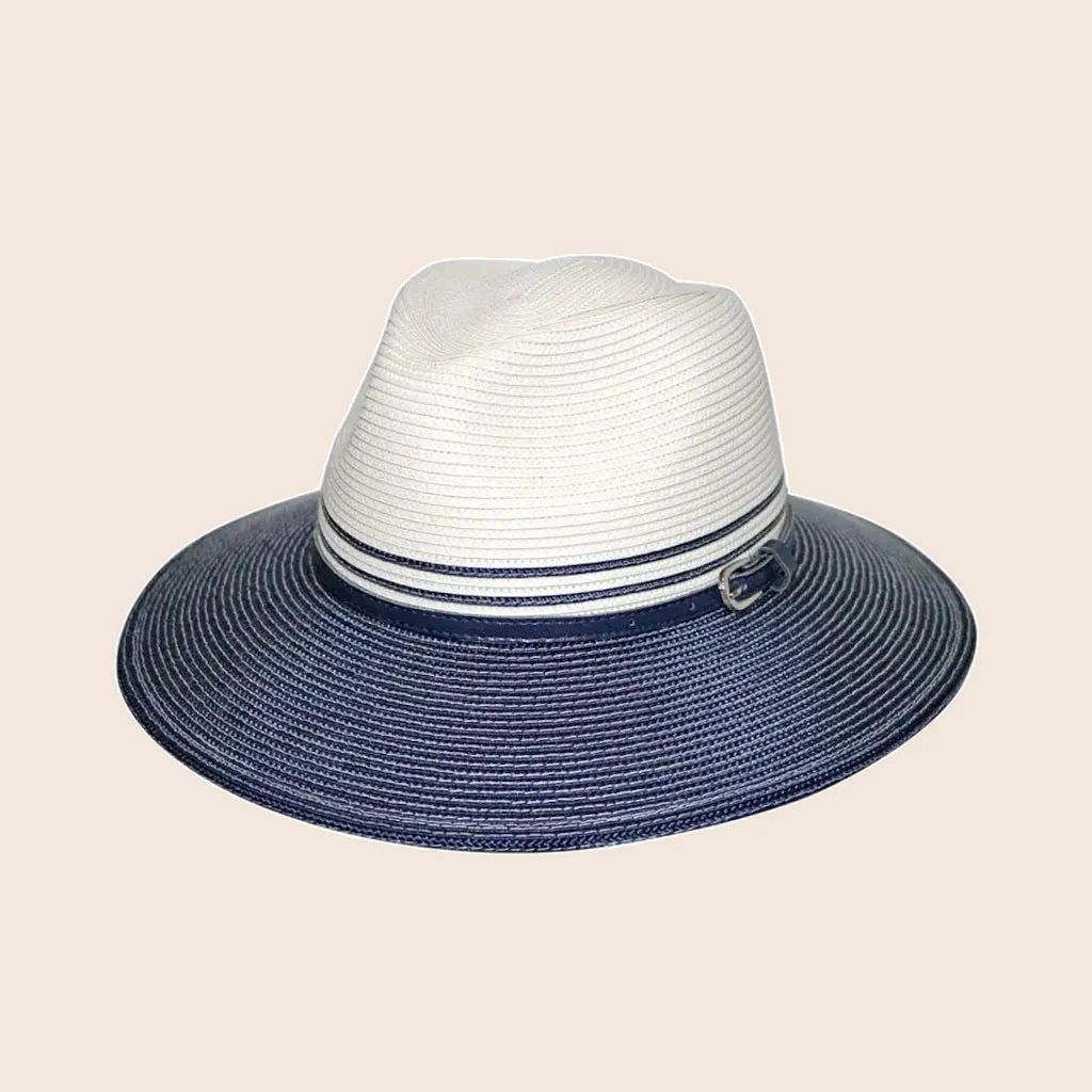 Bella ivory/navy zonnehoed tegen een zachte pastelachtergrond (perzik)