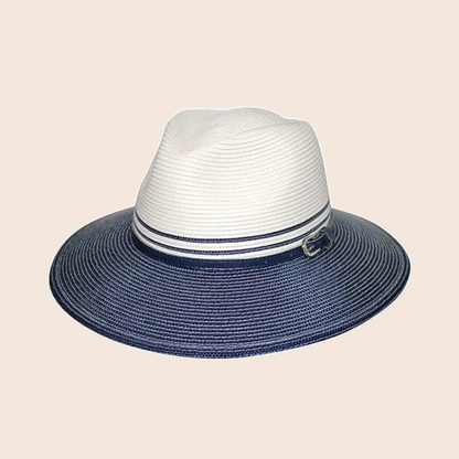 Bella ivory/navy zonnehoed tegen een zachte pastelachtergrond (perzik)