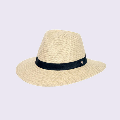 Braided fedora beige zonnehoed tegen een zachte pastelachtergrond (lila)