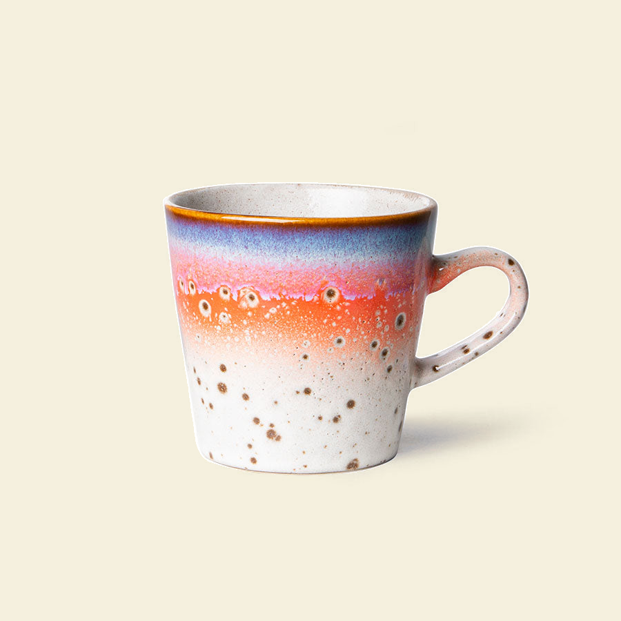 Americano mok in 70s stijl · asteroids tegen een zachte pastelachtergrond (botergeel)