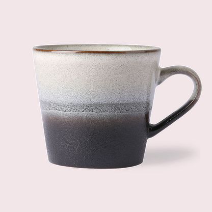 Cappuccinomok in 70s stijl · rock tegen een zachte pastelachtergrond (poederroze)