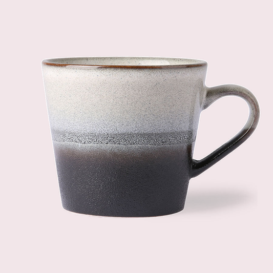 Cappuccinomok in 70s stijl · rock tegen een zachte pastelachtergrond (poederroze)