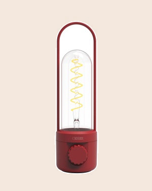 COIL - Buitenlamp, Rood tegen een zachte pastelachtergrond (perzik)