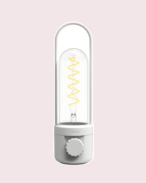 COIL - Buitenlamp, Wit tegen een zachte pastelachtergrond (poederroze)