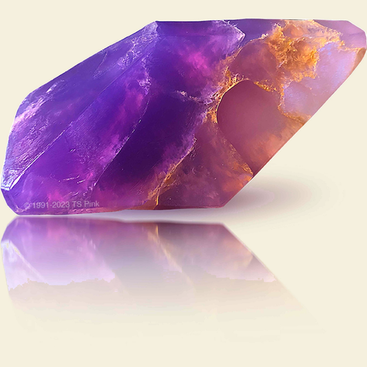 SoapRocks edelsteenzeep Amethyst tegen een zachte pastelachtergrond (botergeel)