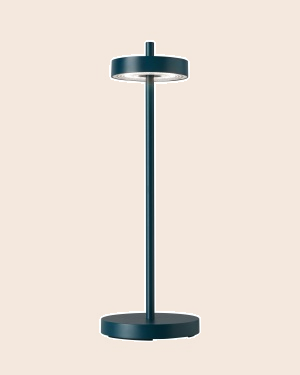 ESSENCE - Buitenlamp, Oceaanblauw tegen een zachte pastelachtergrond (perzik)