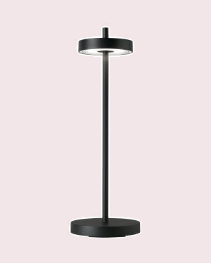 ESSENCE - Buitenlamp, zwart tegen een zachte pastelachtergrond (poederroze)