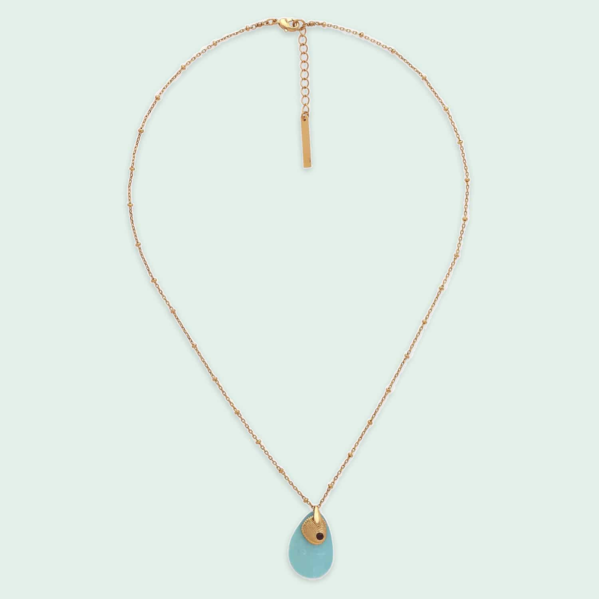 Franck Herval Laly Thin Chain Necklace Blue tegen een zachte pastelachtergrond (mint)