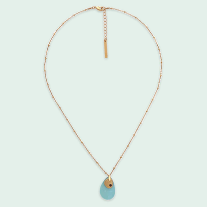 Franck Herval Laly Thin Chain Necklace Blue tegen een zachte pastelachtergrond (mint)