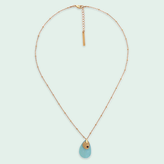 Franck Herval Laly Thin Chain Necklace Blue tegen een zachte pastelachtergrond (mint)
