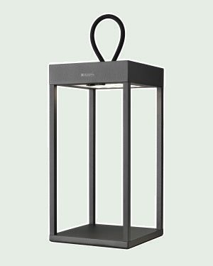 GRACE - Buitenlamp, Zwart tegen een zachte pastelachtergrond (saliegroen)