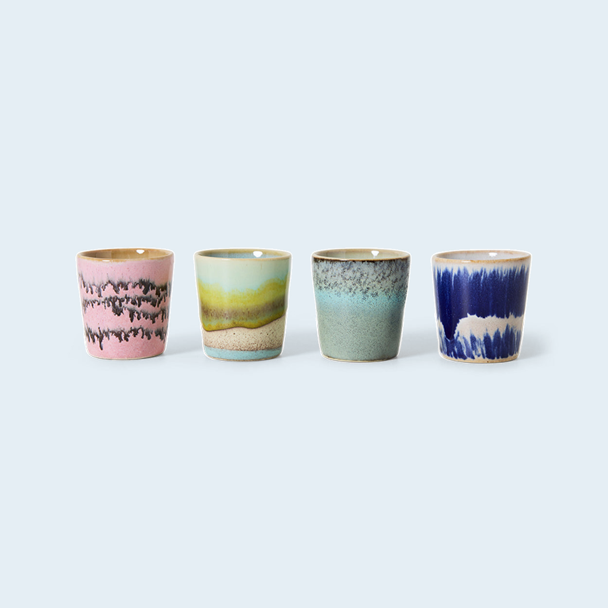 HKLiving 70s Ceramics eierdopjes Vibrance – set van 4 tegen een zachte pastelachtergrond (lichtblauw)