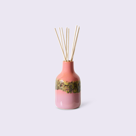 HKLiving 70s Ceramics geurstokjes Miami tegen een zachte pastelachtergrond (lila)