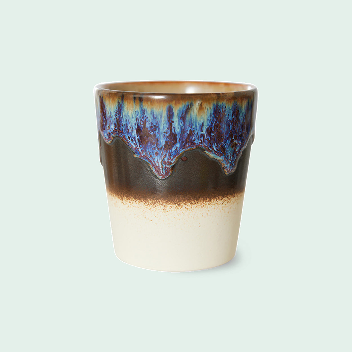 HKLiving 70s Ceramics koffiemok Aurora tegen een zachte pastelachtergrond (mint)