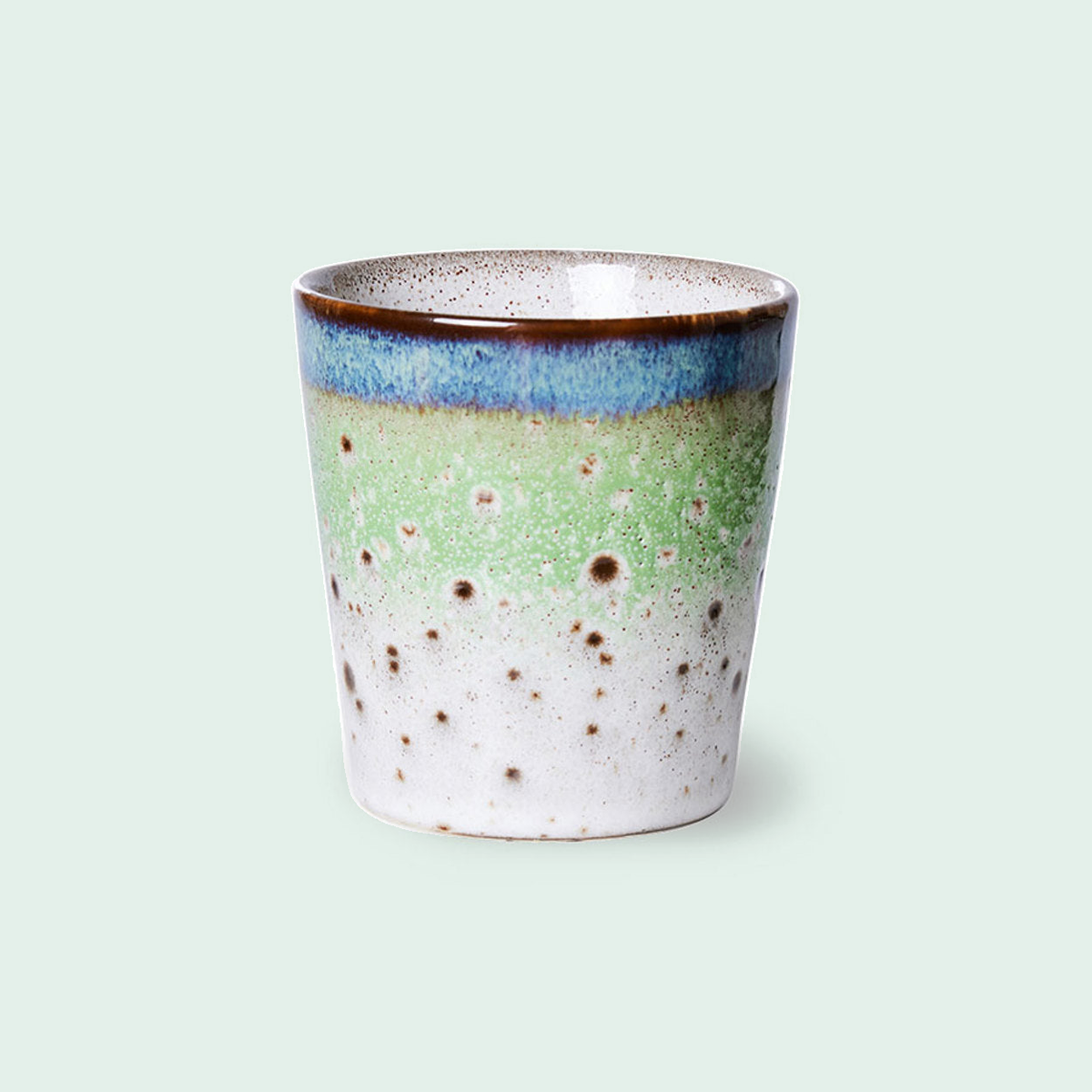 HKLiving 70s Ceramics koffiemok Comet tegen een zachte pastelachtergrond (mint)