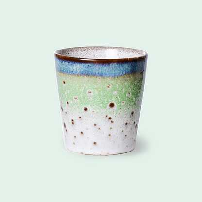 HKLiving 70s Ceramics koffiemok Comet tegen een zachte pastelachtergrond (mint)