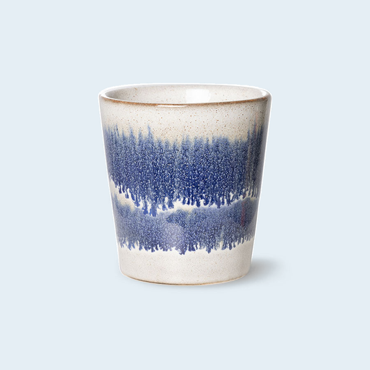 HKLIVING 70s ceramics koffiemok Cosmos tegen een zachte pastelachtergrond (lichtblauw)