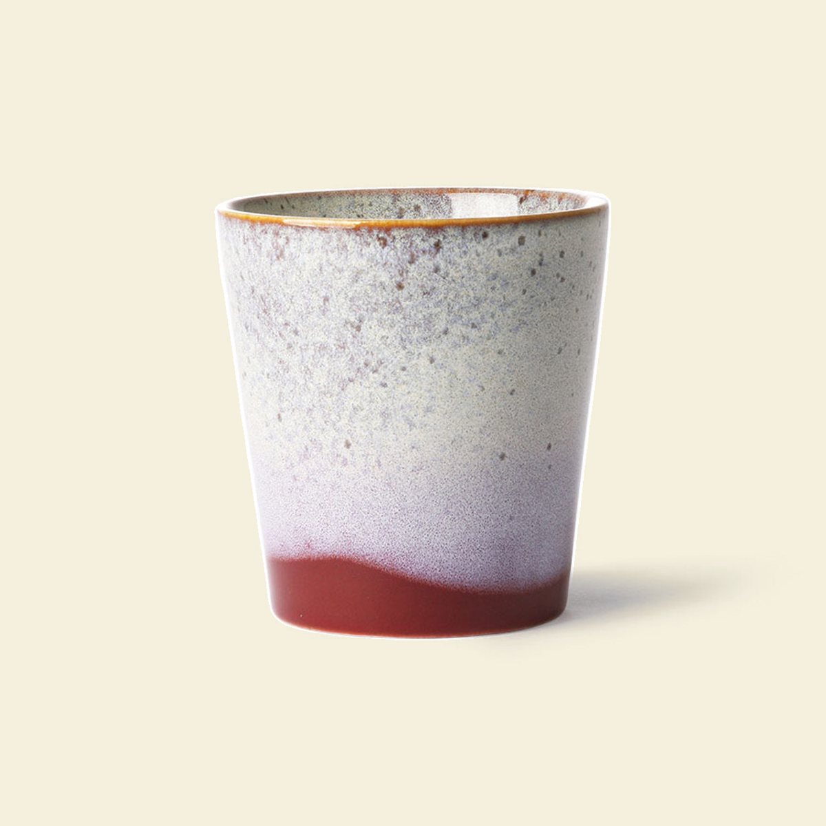 HKLiving 70s Ceramics koffiemok Frost tegen een zachte pastelachtergrond (botergeel)