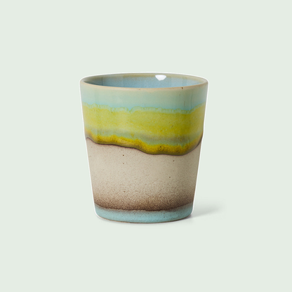 HKLiving 70s Ceramics koffiemok Glint tegen een zachte pastelachtergrond (saliegroen)