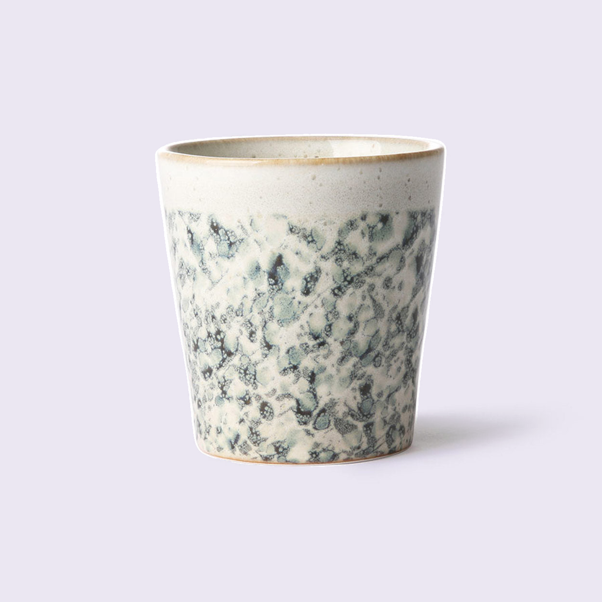 HKLiving 70s Ceramics koffiemok Hail tegen een zachte pastelachtergrond (lila)