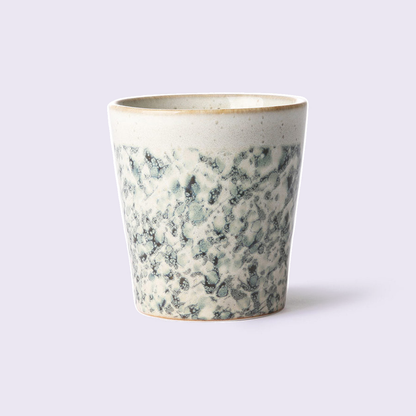 HKLiving 70s Ceramics koffiemok Hail tegen een zachte pastelachtergrond (lila)