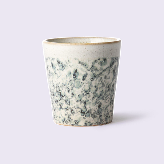 HKLiving 70s Ceramics koffiemok Hail tegen een zachte pastelachtergrond (lila)