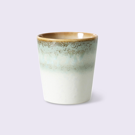 HKLiving 70s Ceramics koffiemok Petal tegen een zachte pastelachtergrond (lila)