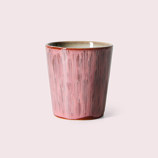 HKLiving 70s Ceramics koffiemok Rhubarb tegen een zachte pastelachtergrond (poederroze)