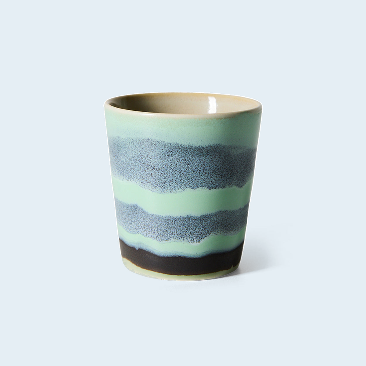 HKLiving 70s Ceramics koffiemok River tegen een zachte pastelachtergrond (lichtblauw)