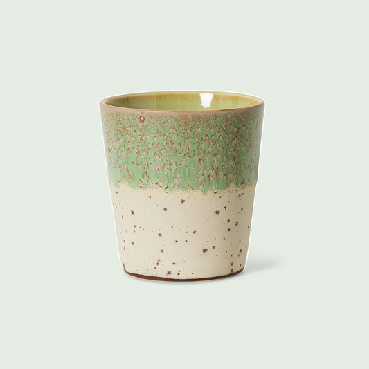 HKLiving 70s Ceramics koffiemok Slush tegen een zachte pastelachtergrond (saliegroen)